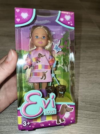 Évi Love promène ses chiens