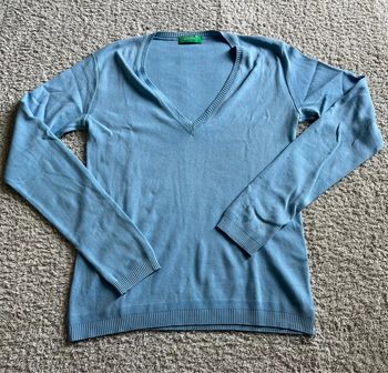 Pull léger col en V bleu ciel manches longues marque United Colors of Benetton taille M