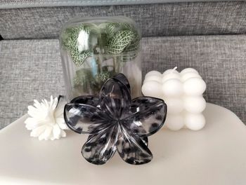 Grosse pince cheveux tachetée grise fleur de Tiaré