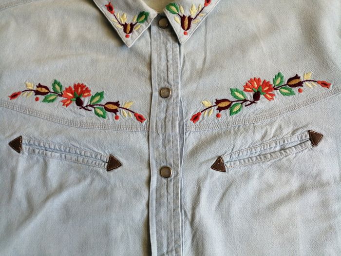 Chemisier en jean bleu ciel brodé taille 162 Active Wear - photo numéro 2