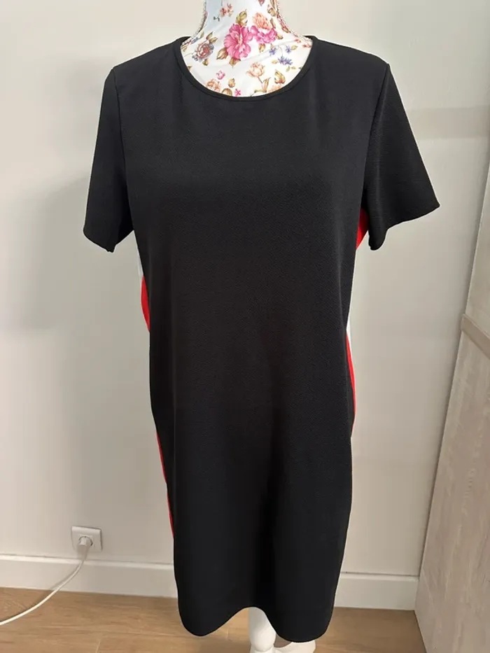 Robe droite noir bande blanche et rouge