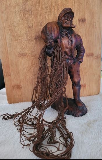 Sculpture pêcheur au filet