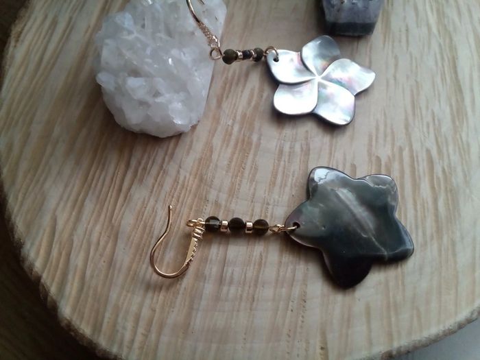 Boucles d'oreilles nacre grise et pierres naturelles d'obsidienne céleste - photo numéro 4