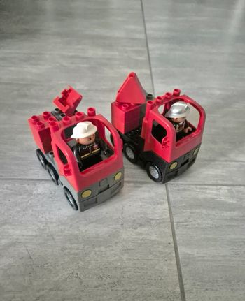 Deux petits camions LEGO DUPLO pompier