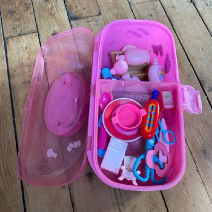 Mallette hello kitty dans l’état et divers accessoires beauté soins etc - photo numéro 5