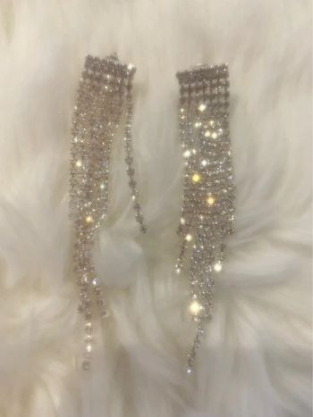 Jolie boucle d’oreilles en strass pour les fêtes