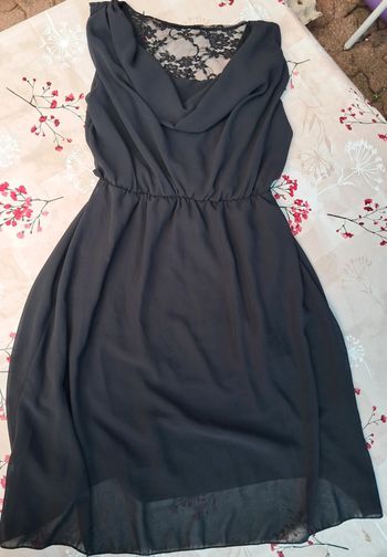 Belle robe noire sans manches, col bénitier, dos dentelle, taille elastiquée - T38-40