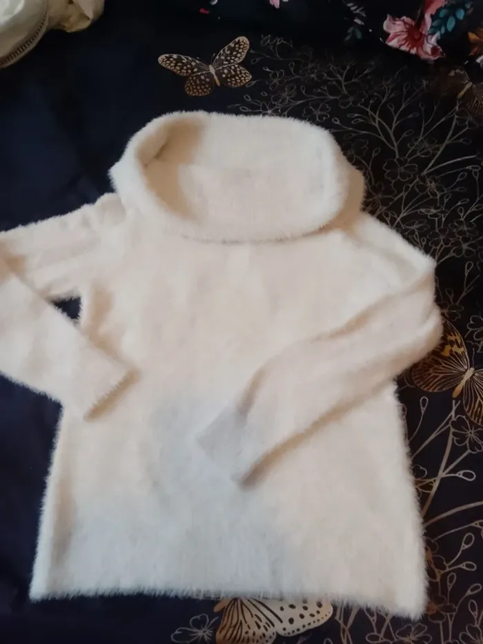 Joli pull blanc angora grand col taille 44