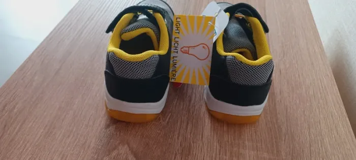 Baskets lumineuses à scratch garçon pickachu taille 25 neuves - photo numéro 8