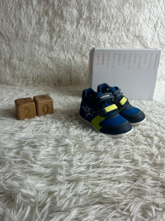 Paire de chaussures Geox taille 20
