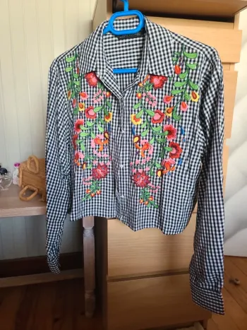 Chemise crop brodée