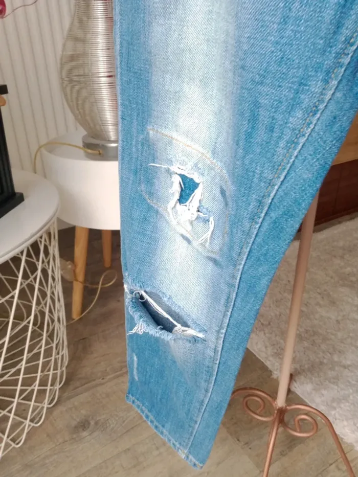 Jeans bleu  troué Zara - photo numéro 3