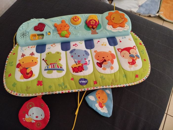 Jouets bébé. Piano de Lit ,jouets activités musicales livre et autres