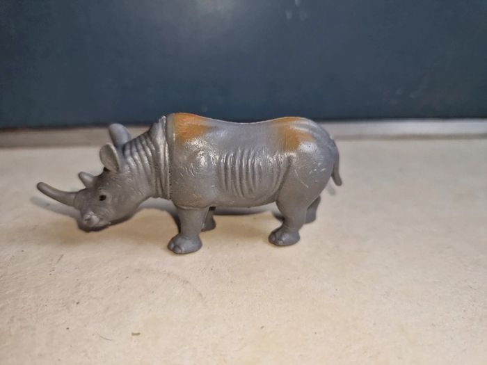 Figurine rhinocéros