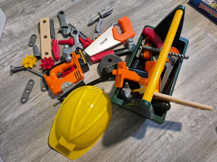 Caisse à outils avec plein d'accessoires