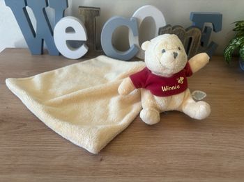 Doudou Winnie pull rouge abeille feuille mouchoir jaune Disney baby