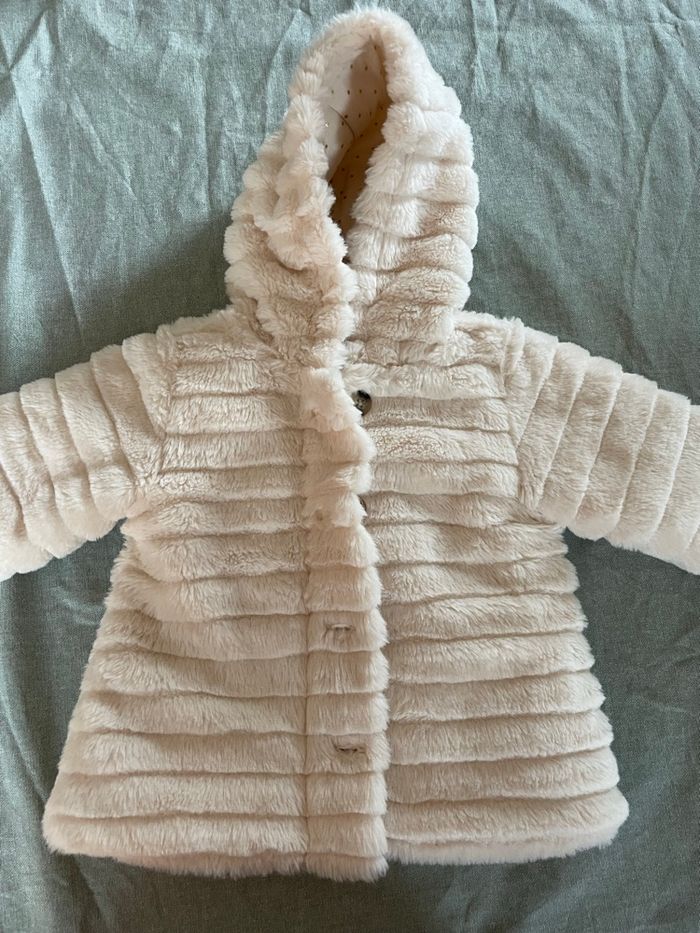 Manteau fourrure élégant beige