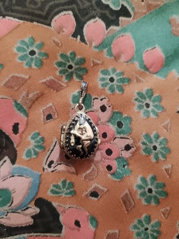 pendentif bleu petit oeuf et métal doré thème L Ange du diable.