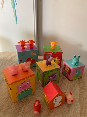 Jeu cubes en carton à empiler et animaux