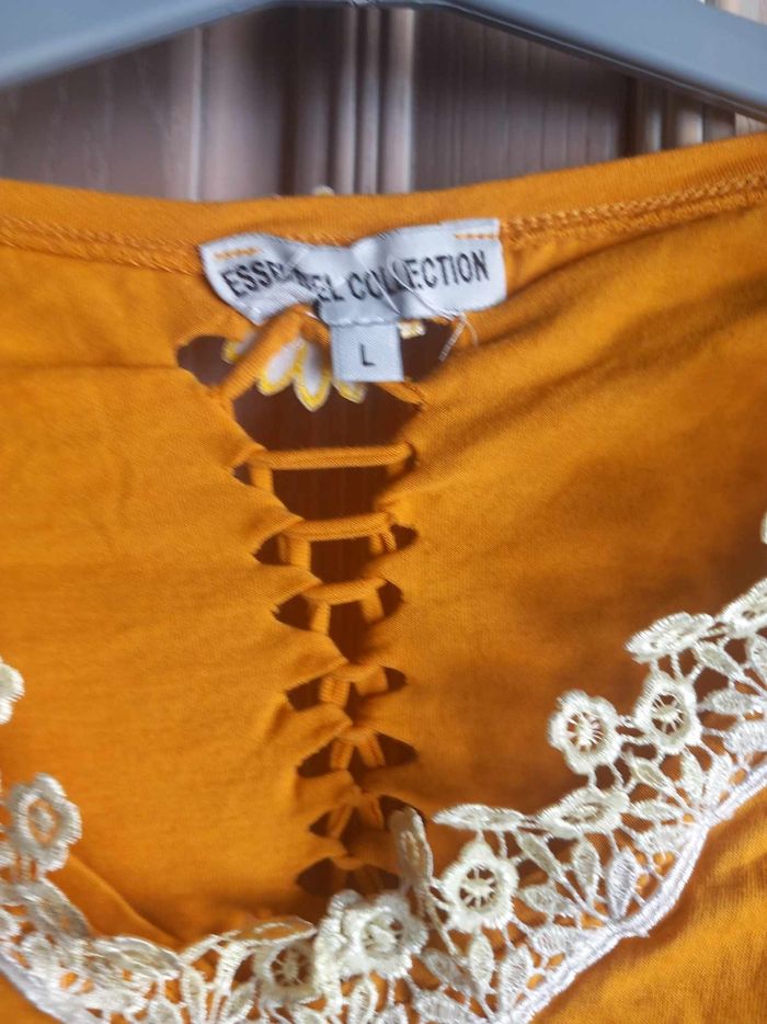 Tee-shirt ouvert dans le dos avec dentelles - photo numéro 5