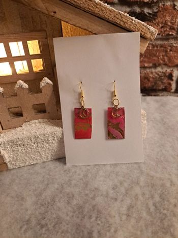 Boucles d'oreilles pendante en résine rose et doré