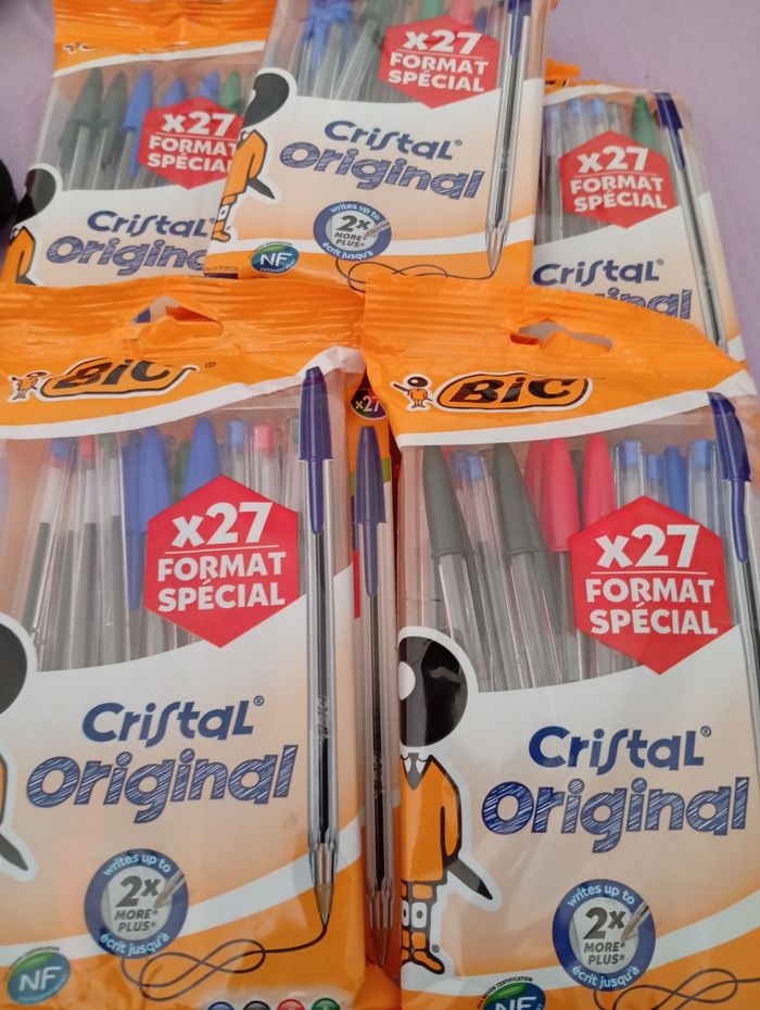 Lot de 6 paquets de 27*6 stylos bic (keu, vert et rouge)   à 15€