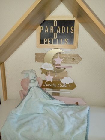 Doudou lapin tons vert menthe avec couverture gaufrée 