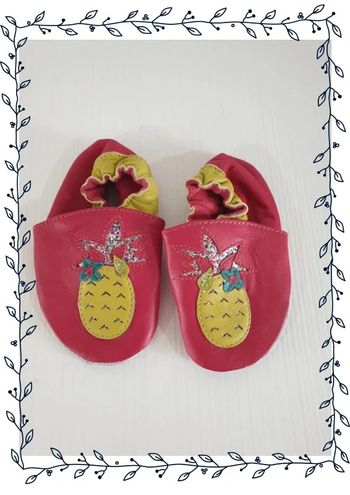 Chaussons du pareil au même taille 20/21, bon état mais trace en dessous