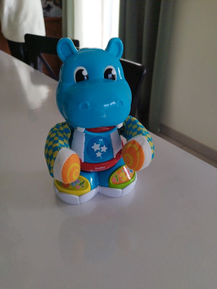 Jouer bebe hippopotame danseur Clementoni