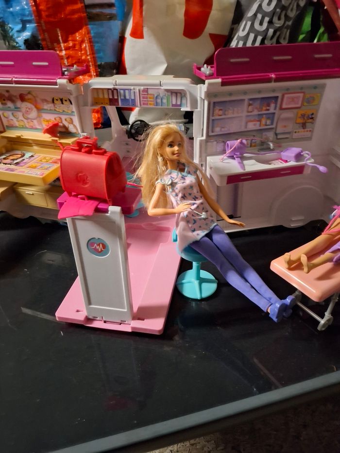 Véhicule ambulance Barbie - photo numéro 6