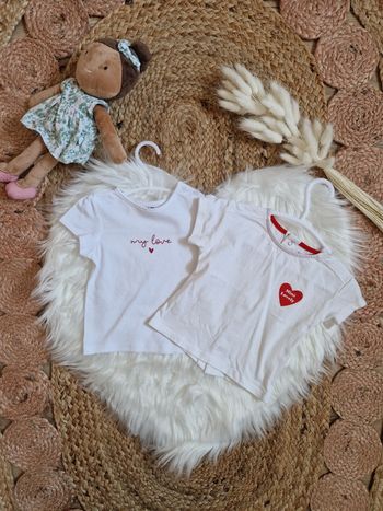 2 t shirt blancs et détails rouge kiabi