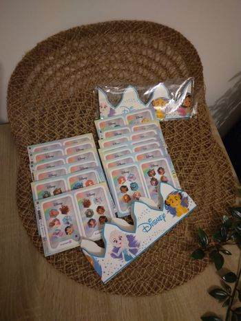 Lot carte Disney + couronne