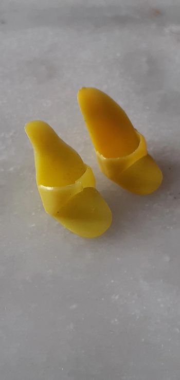 Paire de mules jaunes poupée Barbie