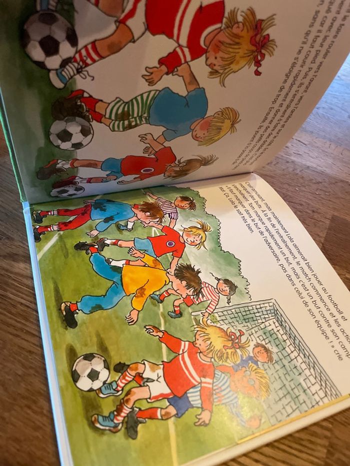 Livre Les histoires de Lola Lola joue au football - photo numéro 7