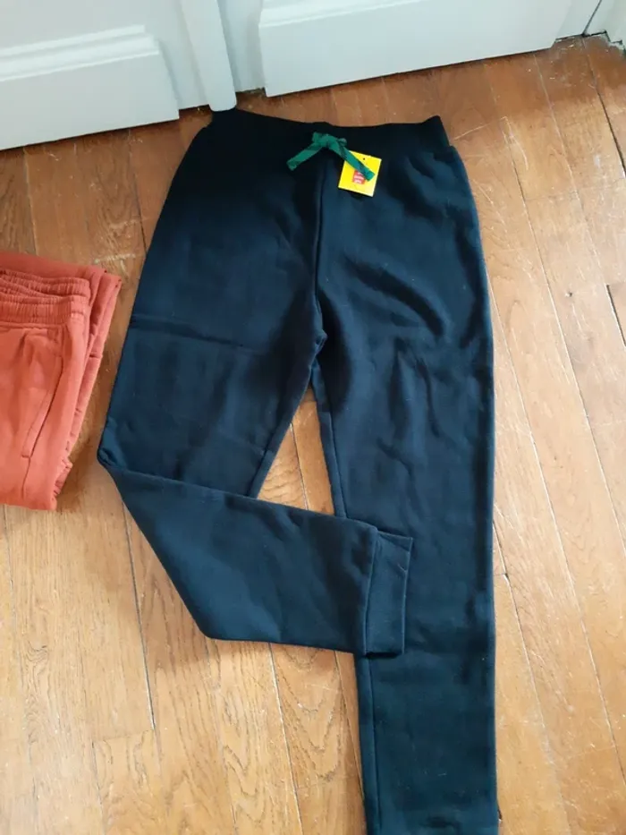 Deux joggings neufs 12ans garçon - photo numéro 2