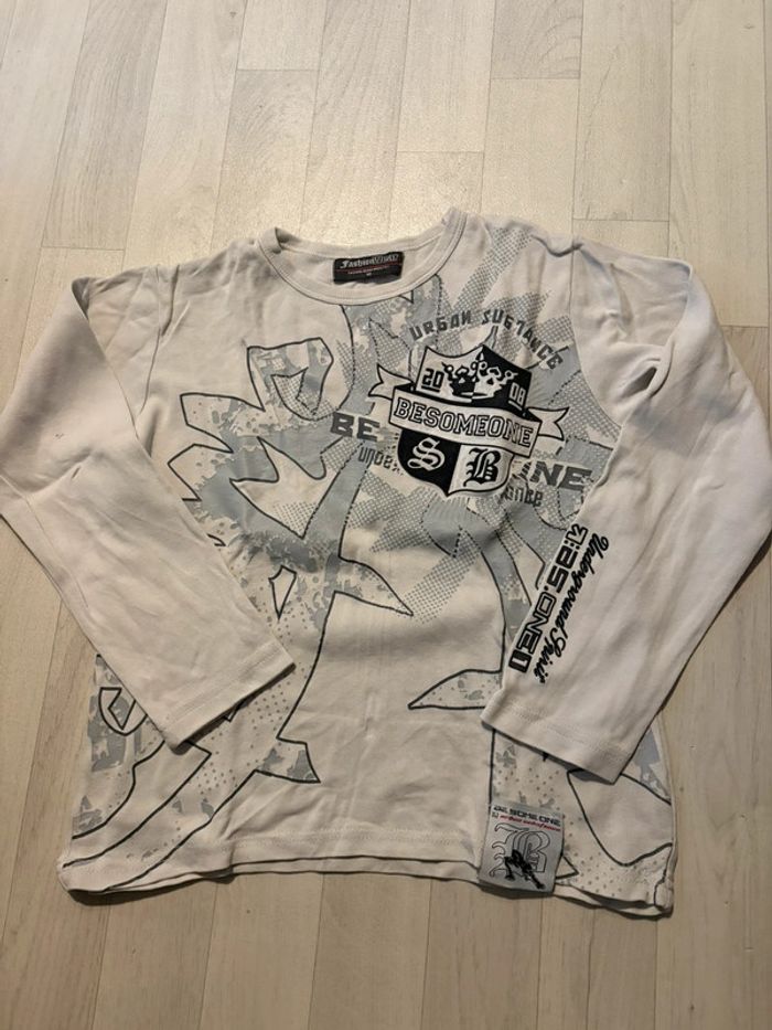 T-shirt blanc 10 ans besomeone manches longues très bon état