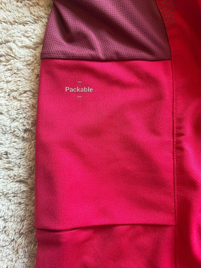 Tee shirt technique femme de la marque Forclaz. Taille S . Couleur bordeaux. Excellent état - photo numéro 3