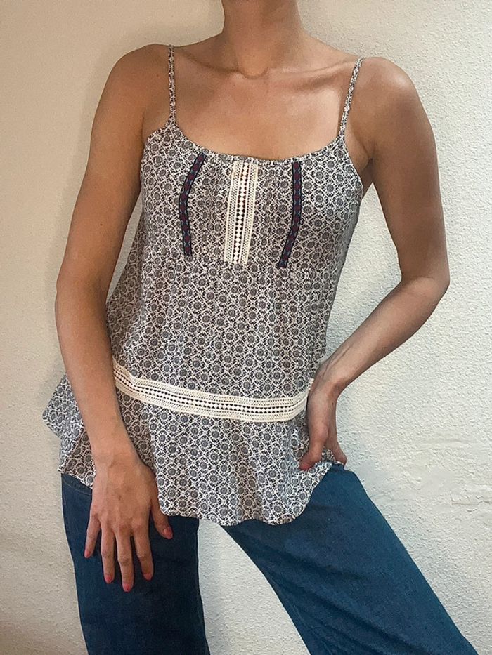 Haut fines bretelle oversize blanc motif foulard bleu marine et détails broderie - photo numéro 6