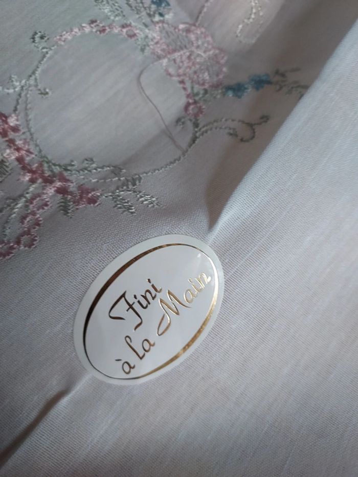 Jolie rideau ou dessus de table neuf - photo numéro 5