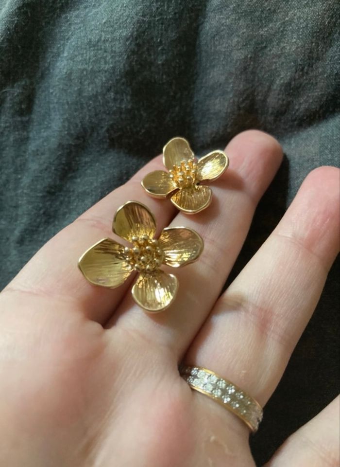 Boucles d’oreilles NEUVES pour femme forme de fleurs 🌼 couleur doré - photo numéro 4