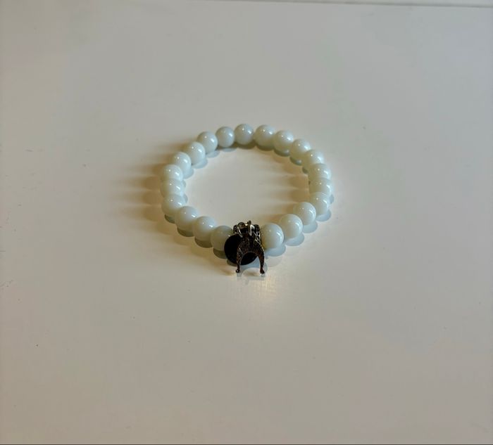 Bracelet perles blanches avec charms argentés - photo numéro 2
