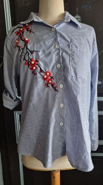 Chemise rayé avec fleurs brodée taille 40 manches retroussable