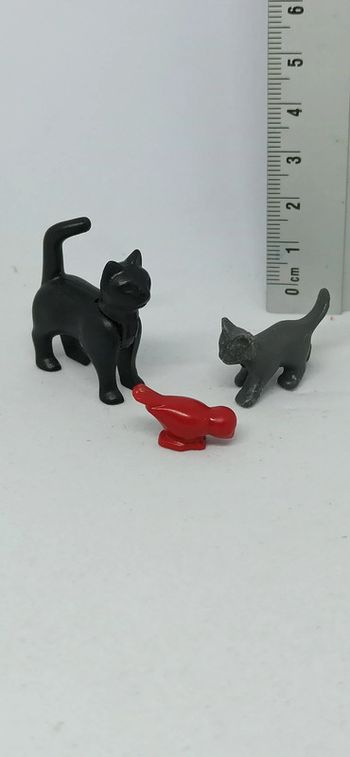 Chat noir avec chaton gris et oiseau rouge playmobil