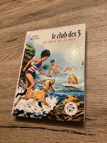 livre le club des 5 au bord de la mer Enid blyton