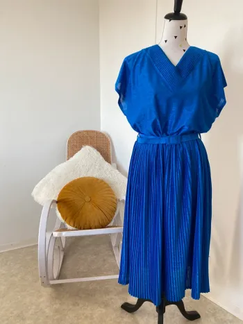 Robe brillante bleu électrique