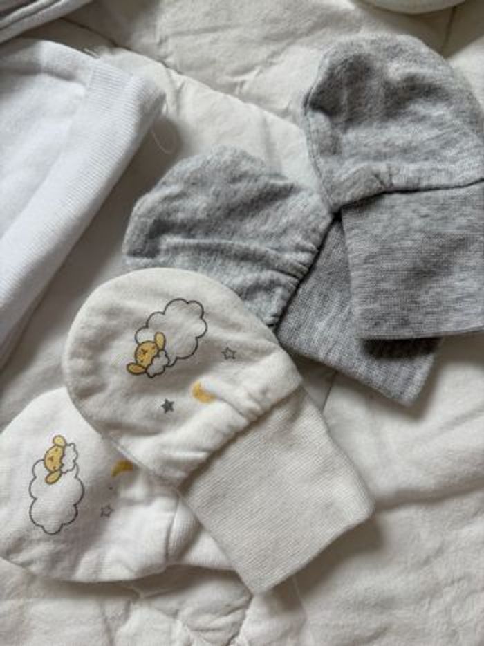 Lot naissance mixte - 2 bonnets, 2 paires de moufles, chaussons et petites chaussures - photo numéro 5