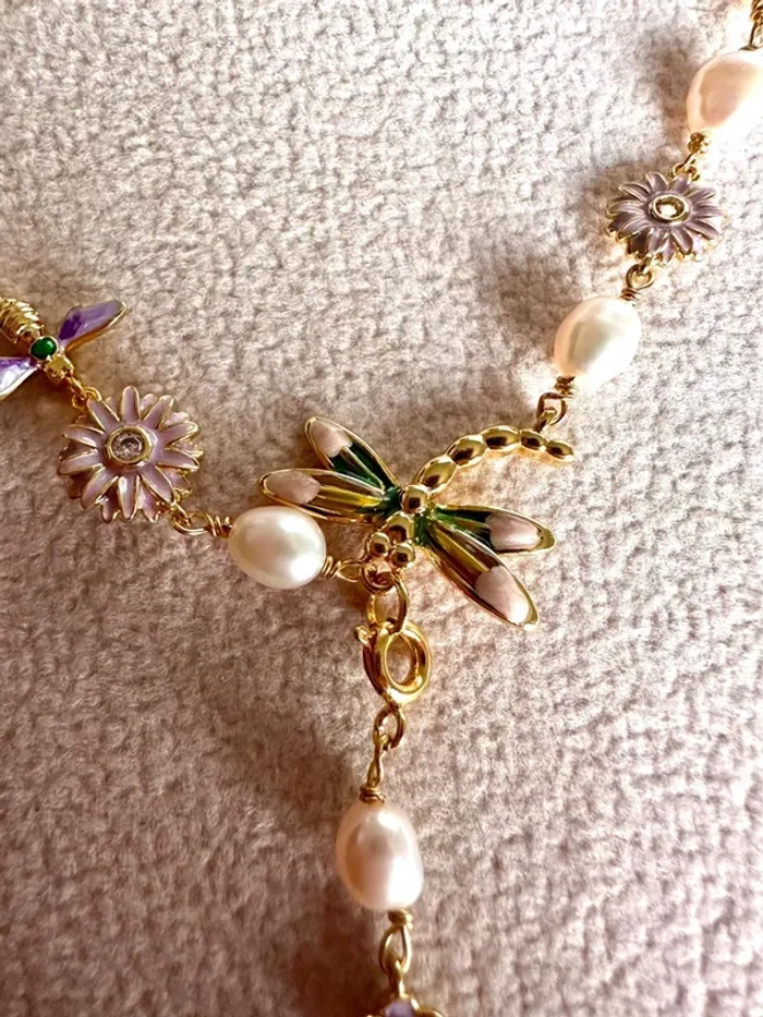 Collier artisanal en perles naturelles – libellule et fleurs émaillées - photo numéro 3