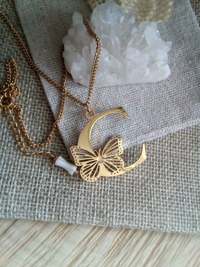 Collier lettre C avec papillon + pierre cristal de quartz - photo numéro 2