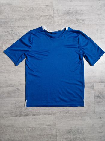 Maillot de football Decathlon étiquette de taille coupée mais convient à un 10 ans