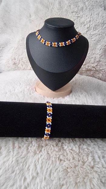 Parure en perles motifs fleurs